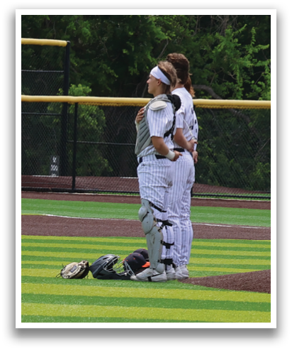 A baseball player is kneeling on the field, holding a baseball bat. Contenido generado con IA