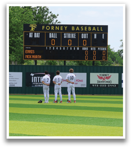 Three baseball players are standing on a field, looking at a scoreboard. Contenido generado con IA