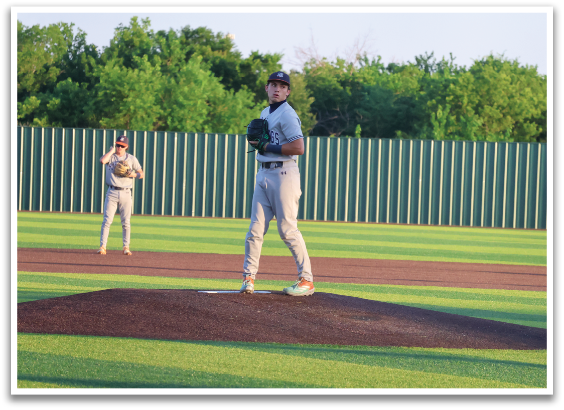 A baseball pitcher is on the mound, preparing to throw the ball. Contenido generado con IA