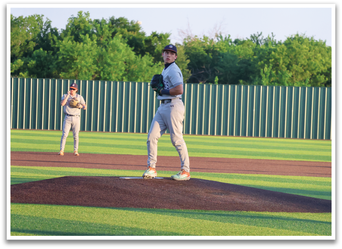 A baseball player is on the mound, wearing a grey uniform and a black hat. He is holding a baseball glove in his hand, preparing to throw the ball. Another player is standing behind him, wearing a baseball glove as well. Contenido generado con IA