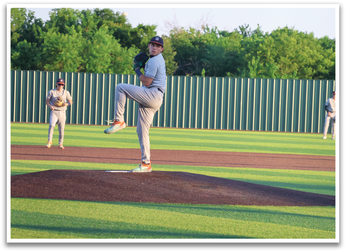 A baseball player in a grey uniform is pitching a ball on a field. Contenido generado con IA