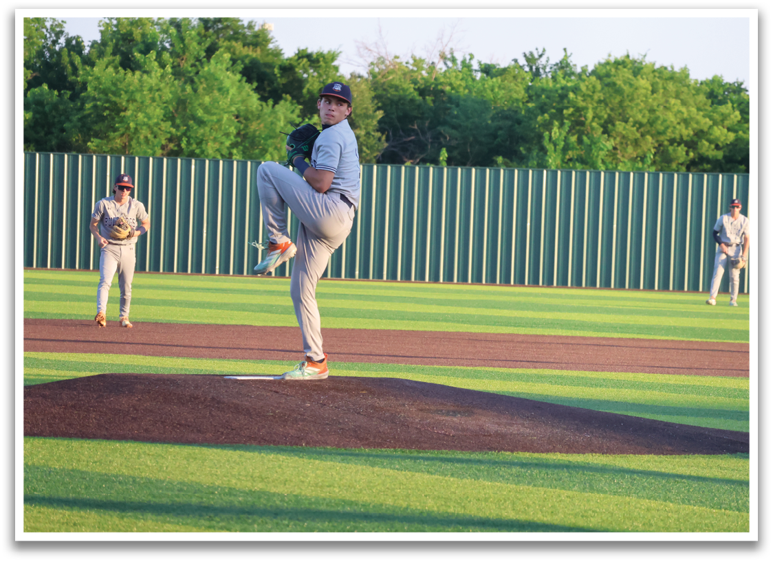 A baseball player in a grey uniform is pitching a ball on a field. Contenido generado con IA