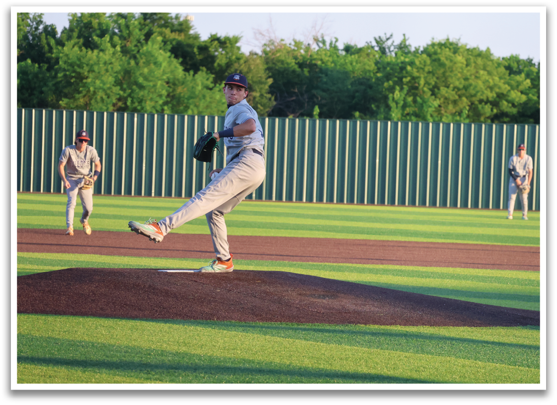 A baseball player in a grey uniform is pitching a ball on a field. Contenido generado con IA