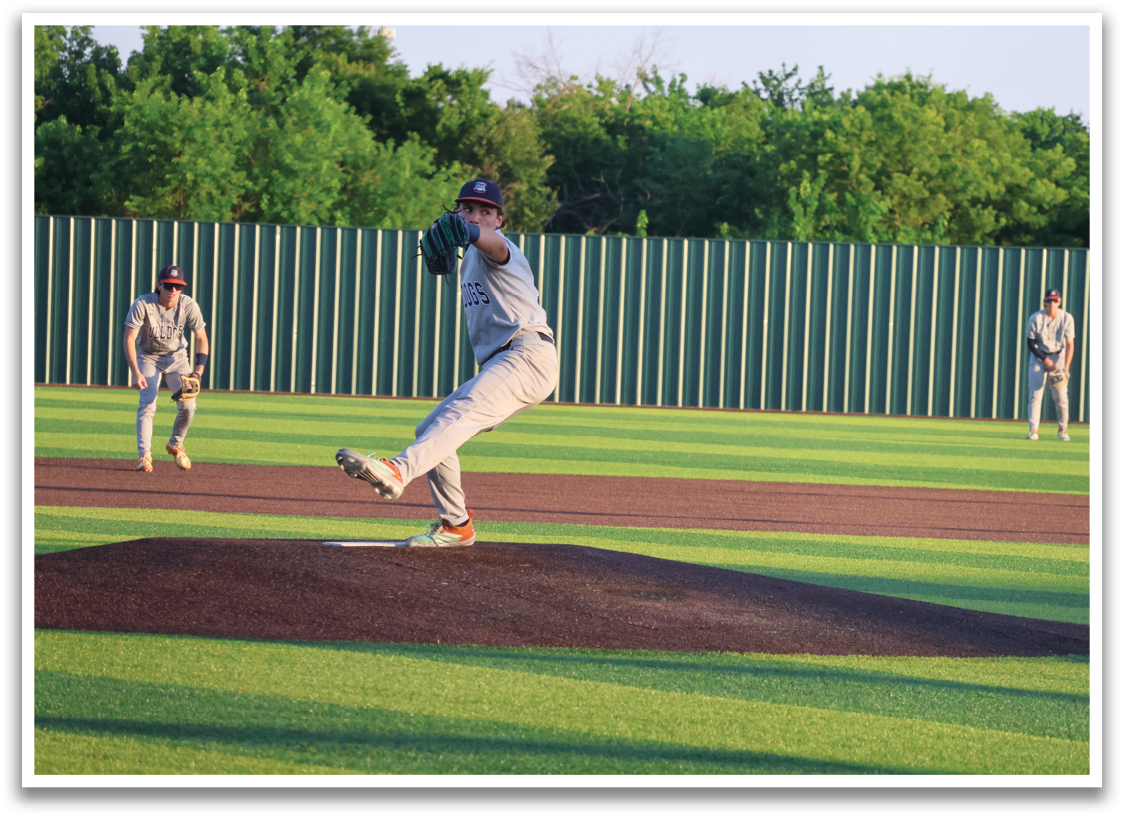 A baseball player in a grey uniform is pitching a ball on a field. Contenido generado con IA