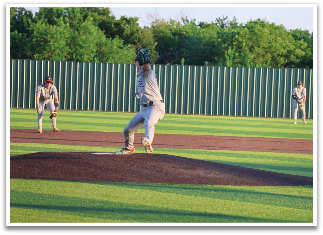 A baseball player in a grey uniform is pitching a ball on a field. Contenido generado con IA