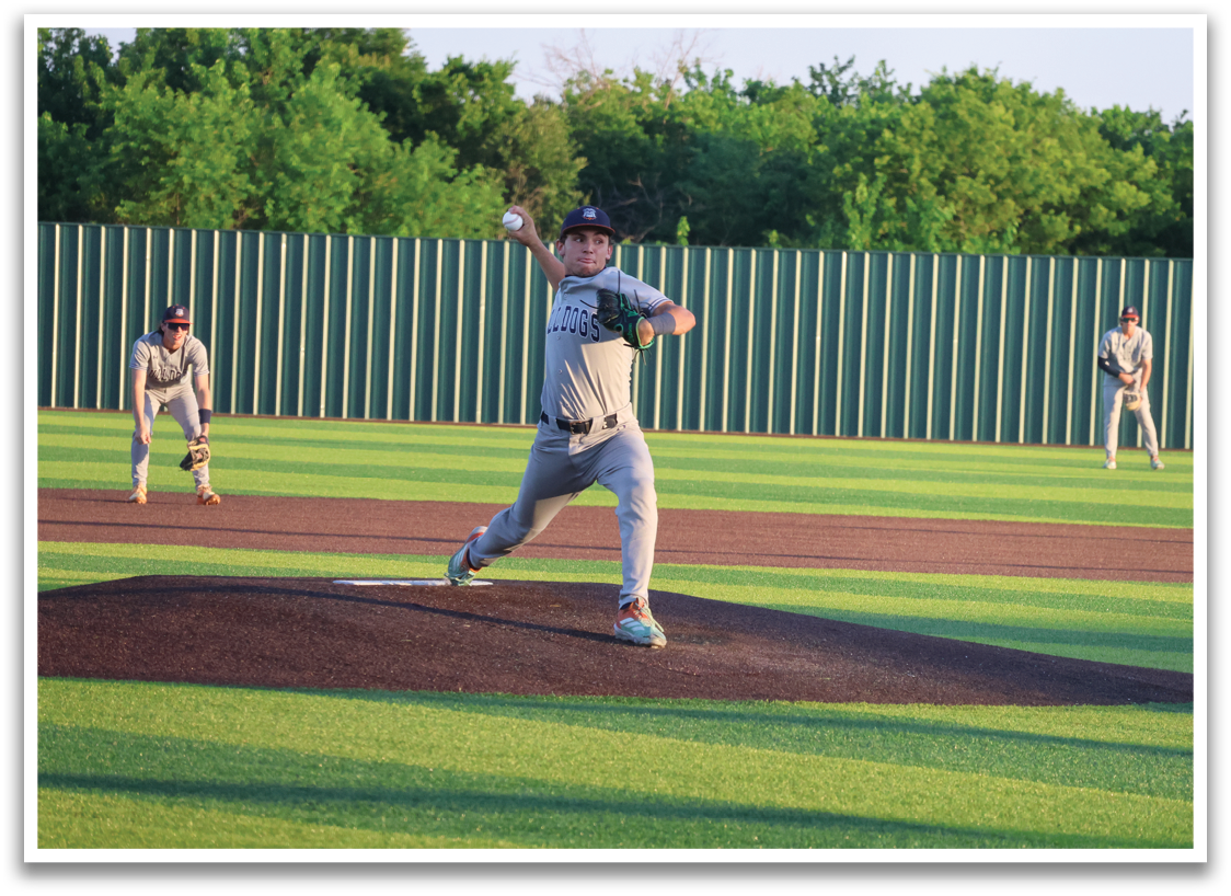 A baseball player is pitching a ball on a field. Contenido generado con IA