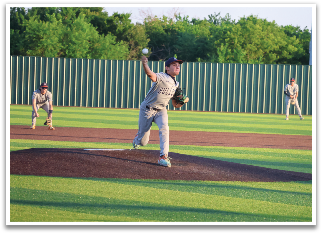 A baseball player in a grey uniform is pitching a ball on a field. Contenido generado con IA