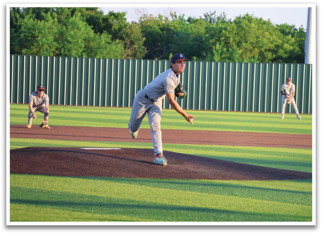 A baseball pitcher in a grey uniform is throwing a ball on a field. Contenido generado con IA