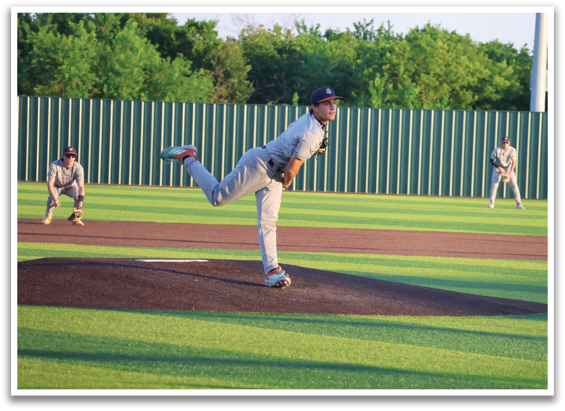 A baseball player in a grey uniform is pitching a ball on a field. Contenido generado con IA