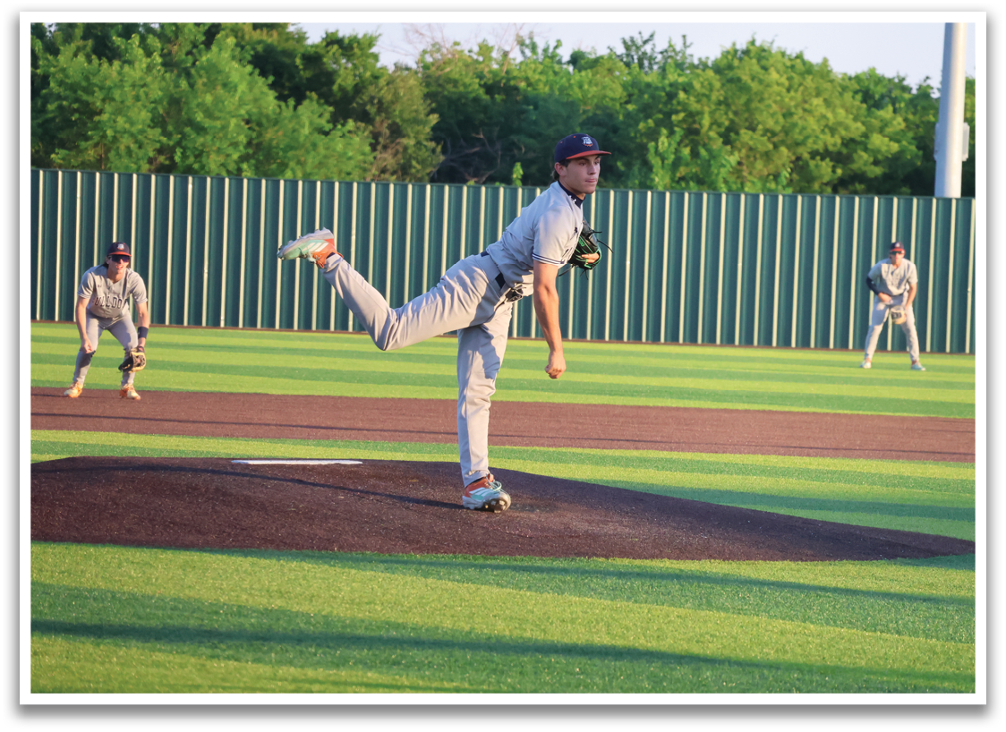A baseball player in a grey uniform is pitching a ball on a field. Contenido generado con IA