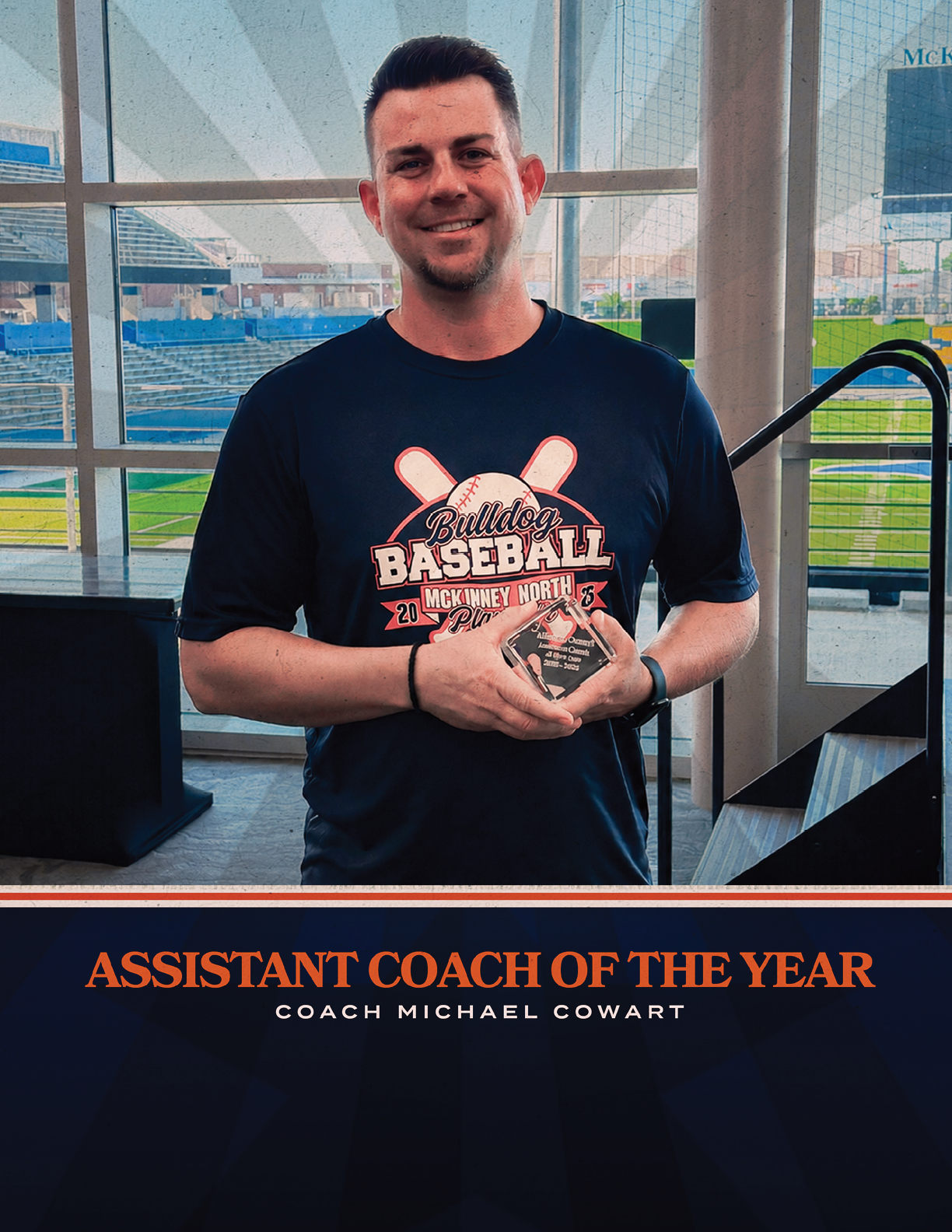 A man wearing a baseball shirt is holding an award. Contenido generado con IA