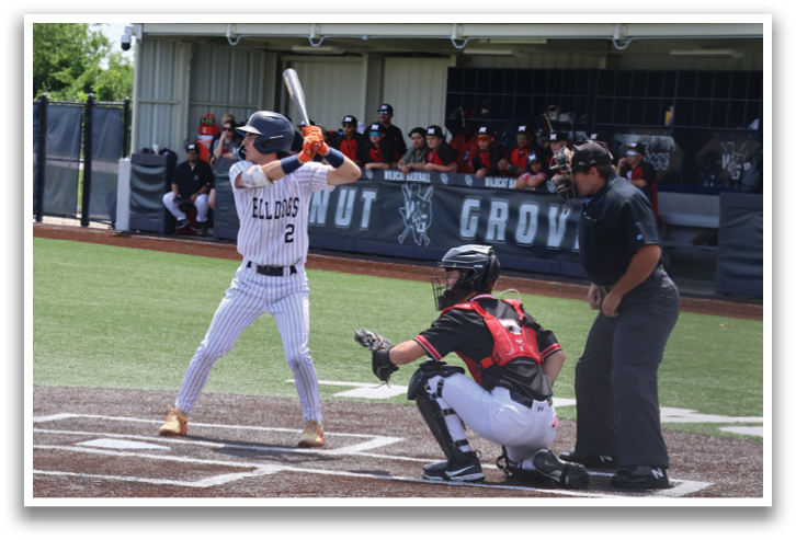 A baseball player is swinging a bat on a field, with a catcher and an umpire behind him. Contenido generado con IA