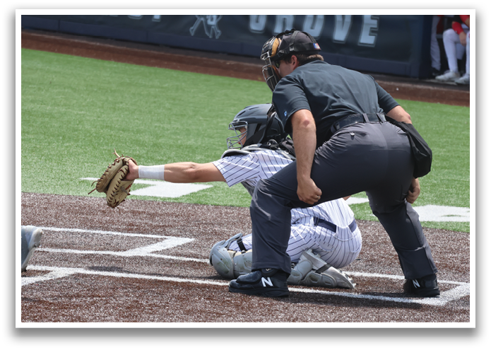 A baseball player is sliding into home plate, with the catcher and umpire behind him. Contenido generado con IA