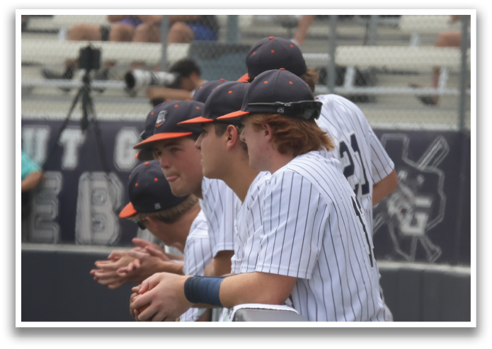 Baseball players wearing blue and orange hats and shirts are standing next to each other. Contenido generado con IA