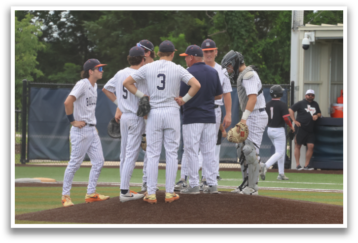 A group of baseball players in uniforms are standing on a field, engaged in conversation. Contenido generado con IA