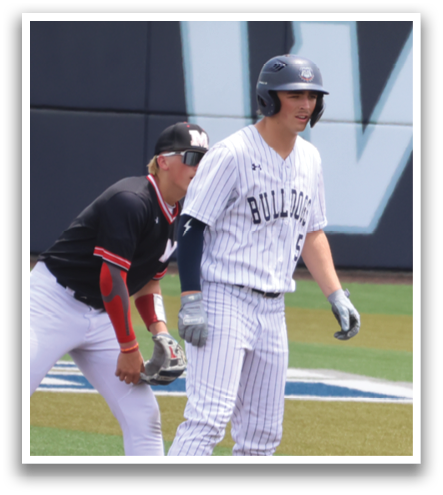 A baseball player is standing on the field, holding a bat, and waiting for the pitch. Contenido generado con IA