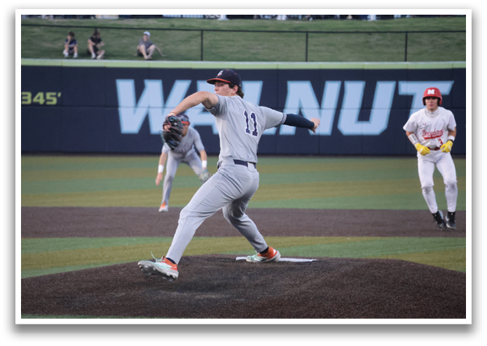 A baseball pitcher is throwing a ball on a field with other players in the background. Contenido generado con IA