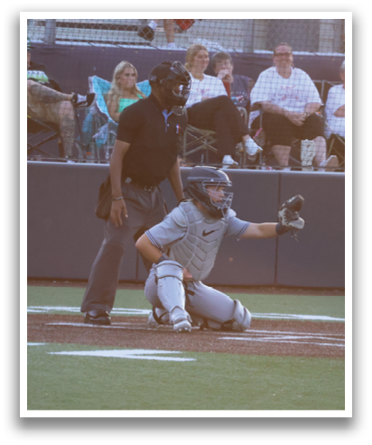 A baseball game is in progress with a batter, catcher, and umpire. The batter is holding a bat and getting ready to swing. Contenido generado con IA
