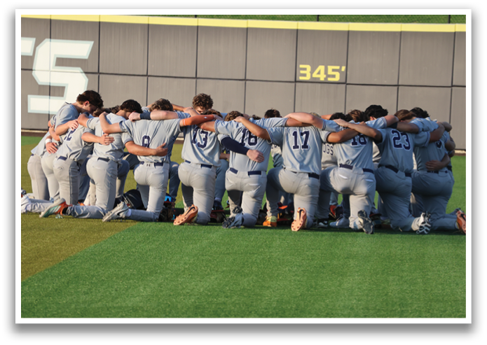 A group of baseball players are huddled together on the field, wearing their uniforms. Contenido generado con IA