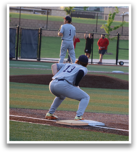 A baseball game is in progress with a player in a white uniform running towards a base. Contenido generado con IA