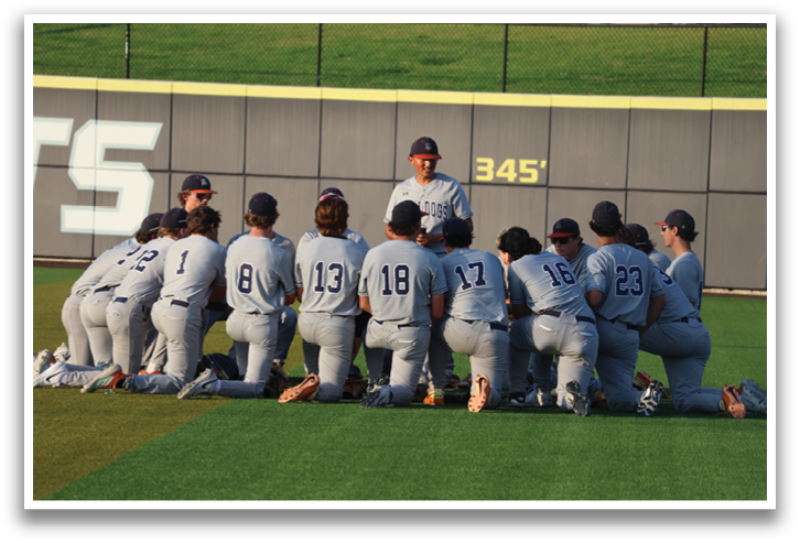 A group of baseball players kneeling on the field, listening to their coach. Contenido generado con IA