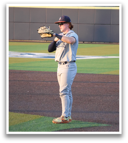 A baseball player is standing on the field, holding a mitt. Contenido generado con IA