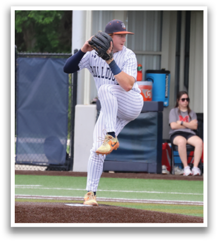 A baseball player in a white uniform is pitching a ball on a field. Contenido generado con IA