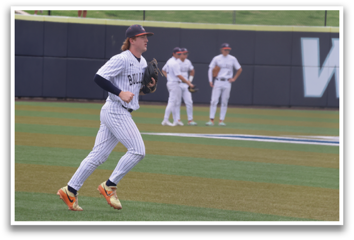 A baseball player wearing a black and white uniform is running on the field. Contenido generado con IA