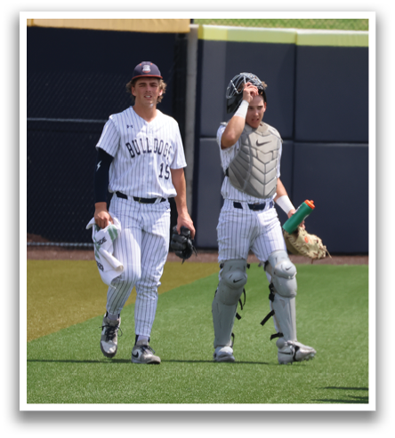 A group of baseball players standing on a field, some wearing helmets and holding baseball gloves. Contenido generado con IA