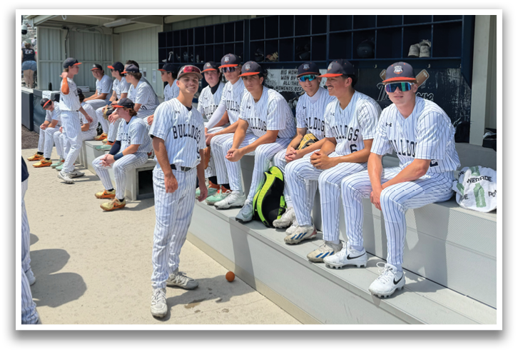 Baseball players sitting on benches, some wearing sunglasses. Contenido generado con IA