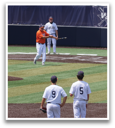 A baseball game is taking place with several players on the field. A batter is holding a bat, ready to swing, while a catcher and an umpire are positioned behind him. Other players are scattered around the field, some closer to the batter and others further away. The scene captures the excitement and anticipation of a baseball game. Contenido generado con IA