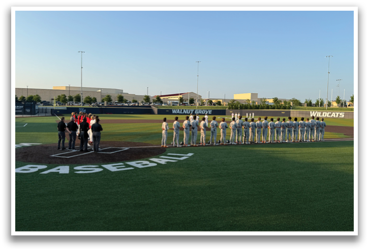 Baseball players on a field, some wearing uniforms, some not. Contenido generado con IA