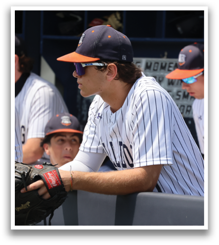 Baseball players sitting on a bench, some wearing sunglasses. Contenido generado con IA