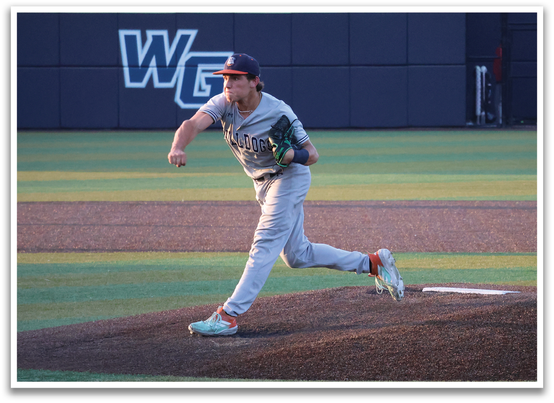A baseball player in a grey uniform is pitching a ball on a field. Contenido generado con IA