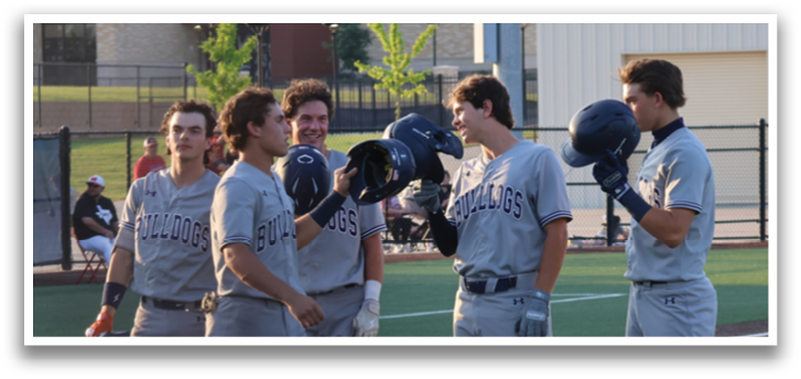 Baseball players on a field, some wearing helmets, talking to each other. Contenido generado con IA
