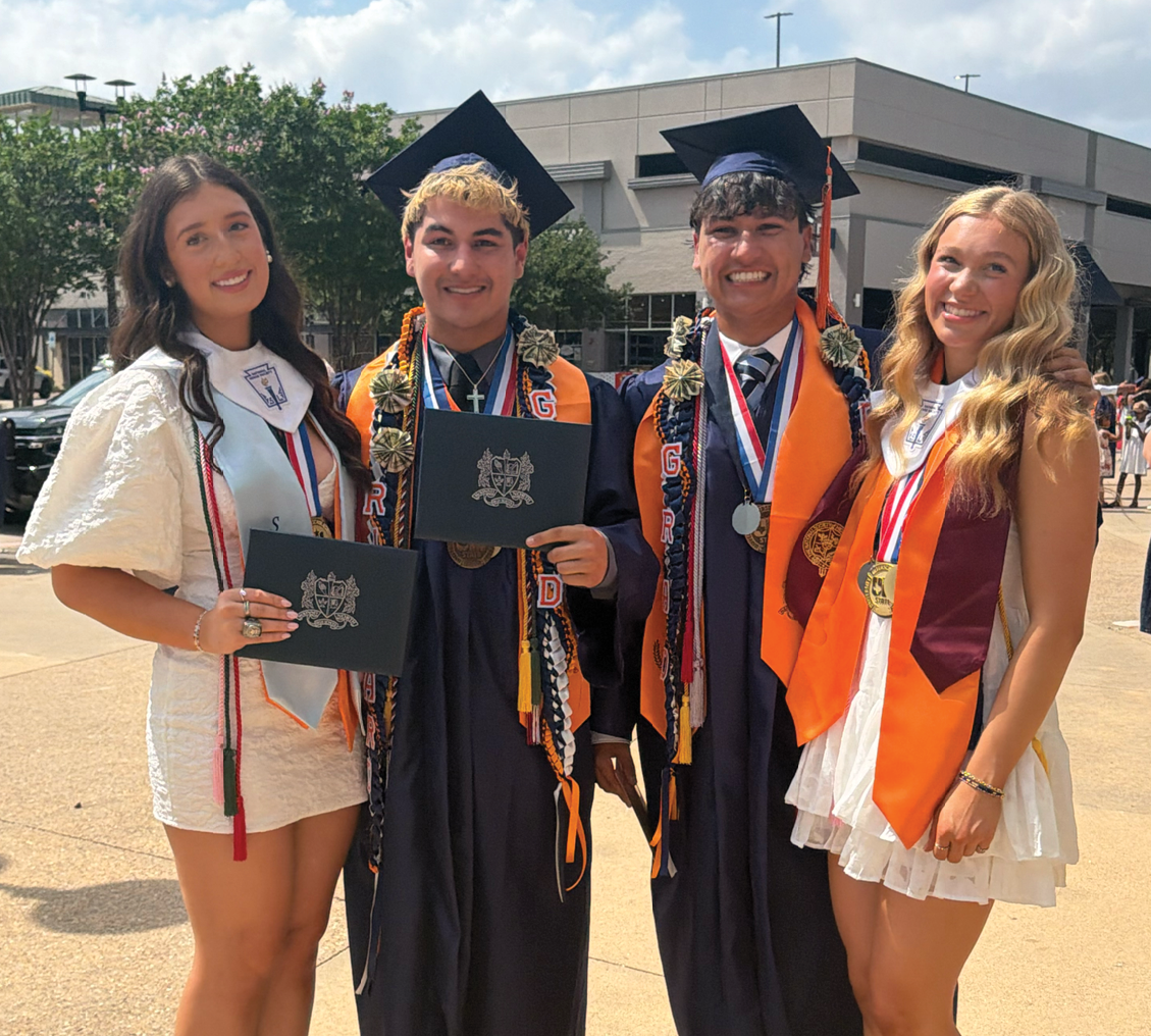 Four people in graduation attire pose for a picture. Contenido generado con IA