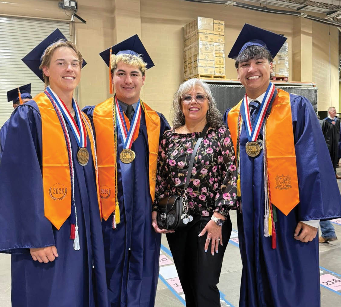 Four people in graduation attire pose for a photo. Contenido generado con IA