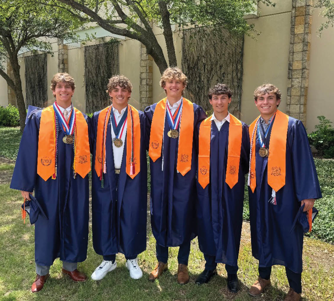Five young men wearing blue robes and gold medals pose for a picture. Contenido generado con IA