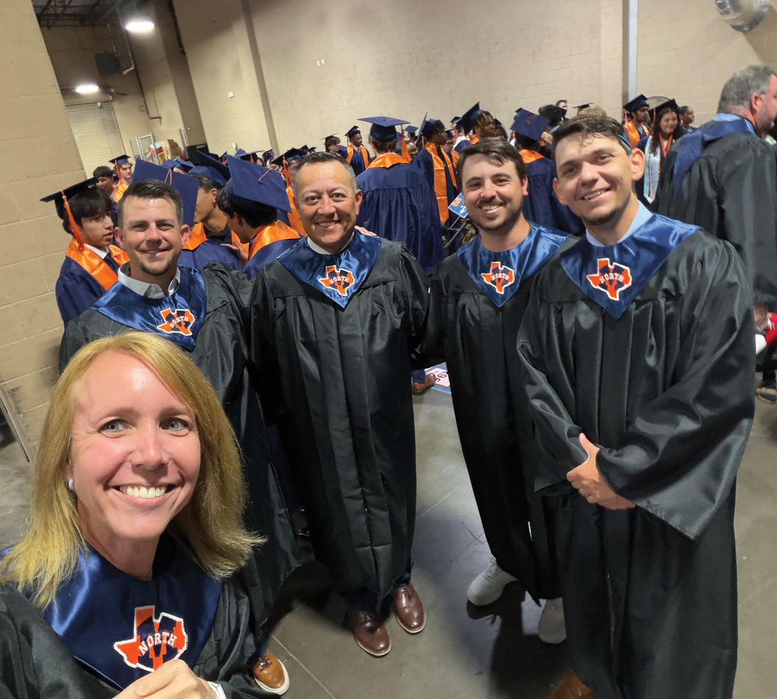 A group of people wearing graduation robes pose for a photo. Contenido generado con IA