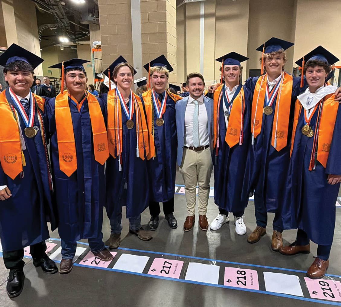 A group of men wearing graduation caps and gowns pose for a picture. Contenido generado con IA