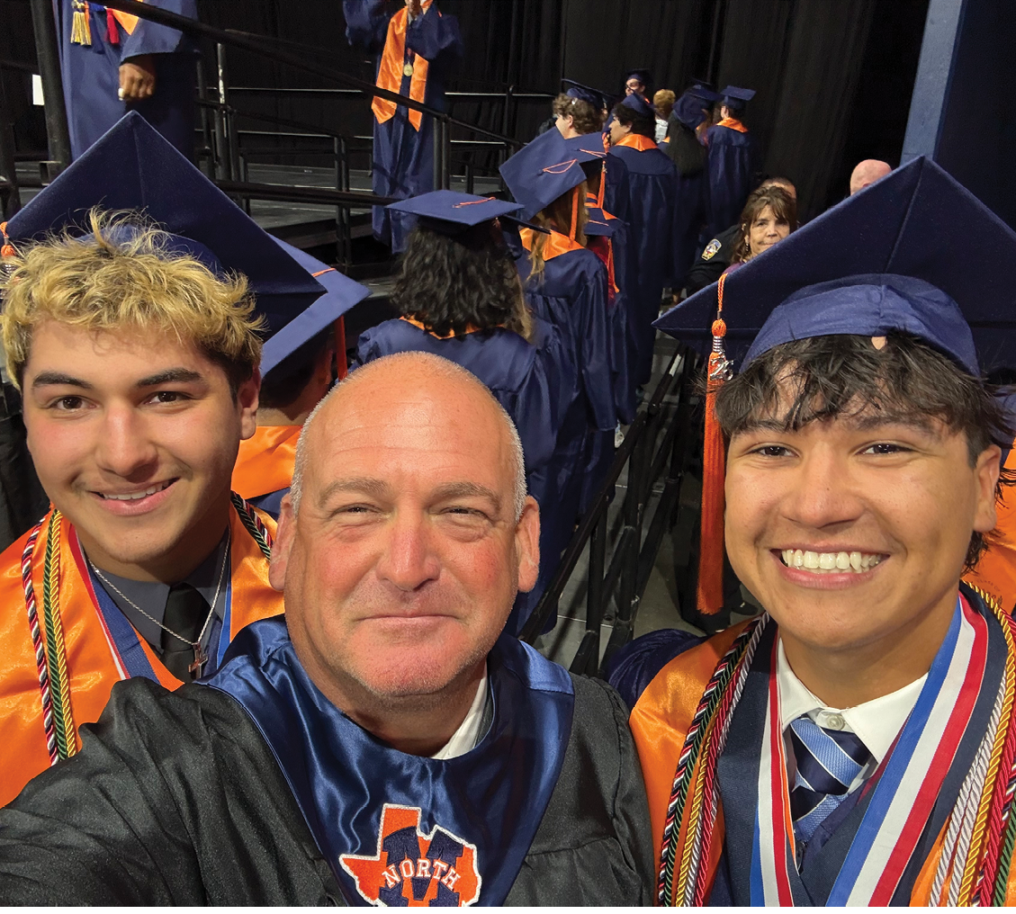 Three men wearing graduation caps and gowns pose for a picture. Contenido generado con IA