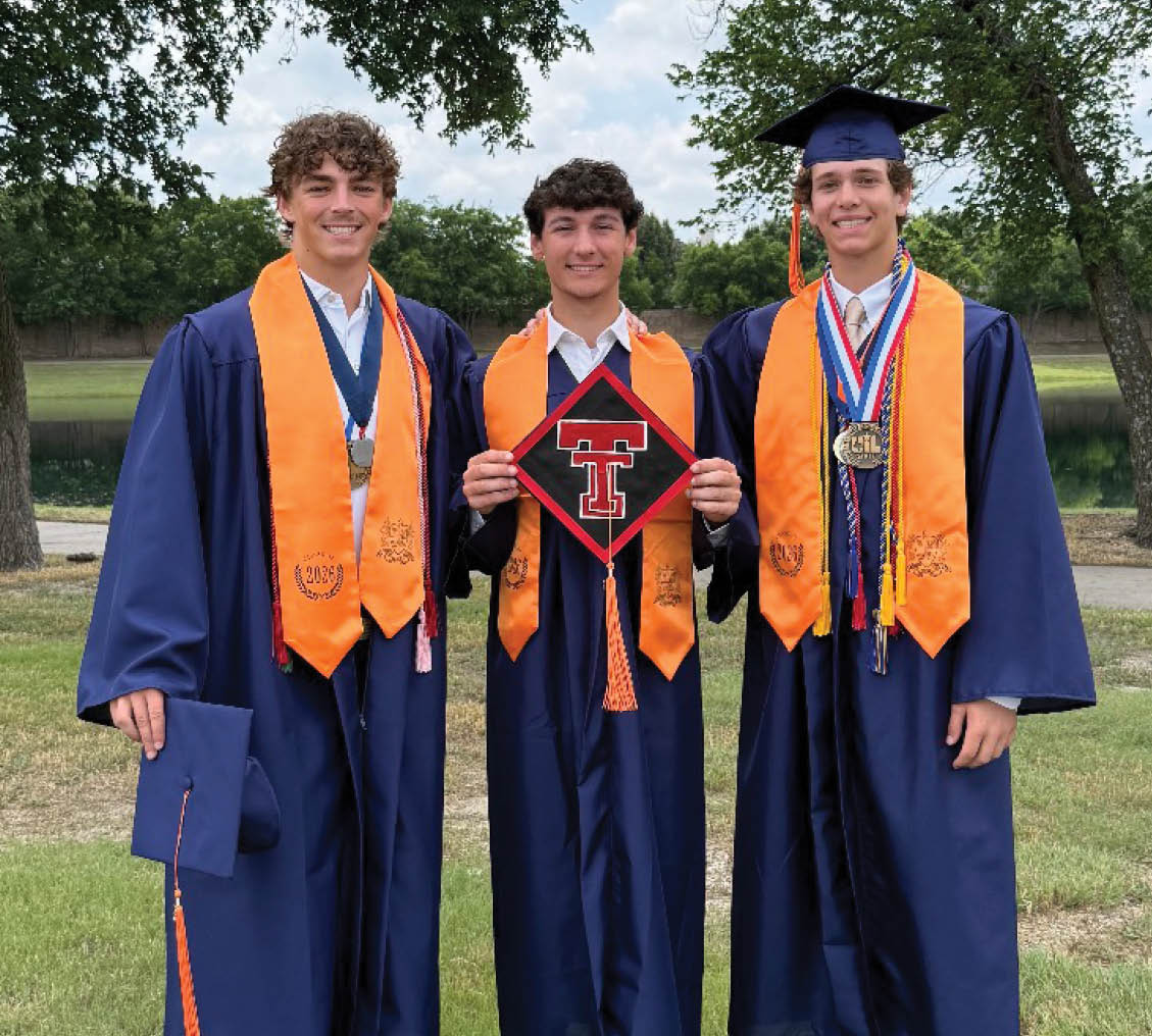 Three men in blue and orange gowns pose for a picture. Contenido generado con IA