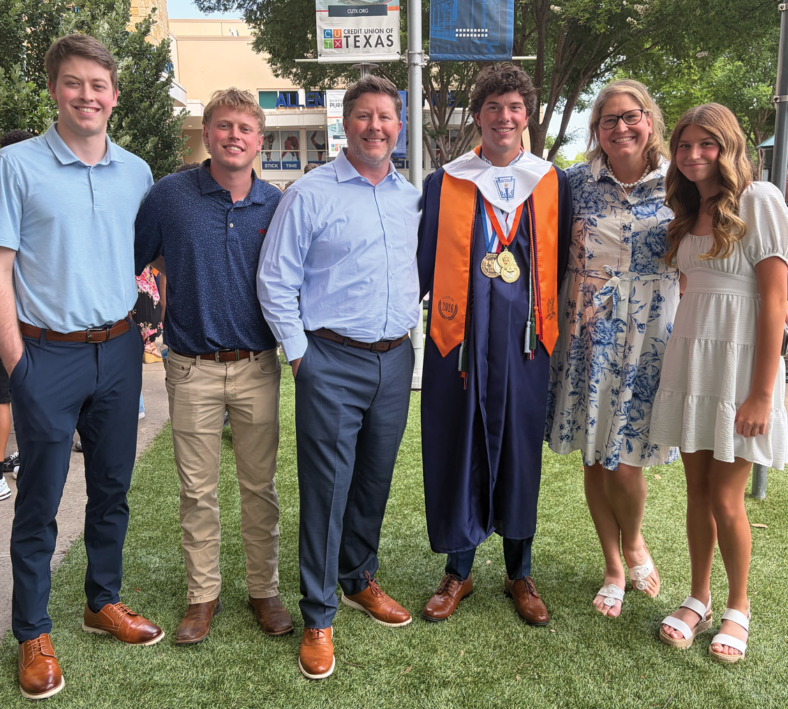 A group of five people, including a man in a blue gown, pose for a photo. Contenido generado con IA