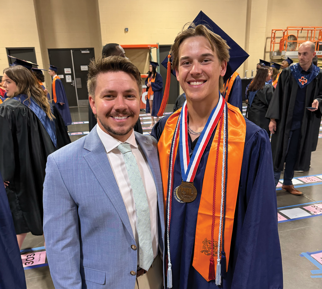 Two men, one wearing a suit and tie, pose for a picture. Contenido generado con IA