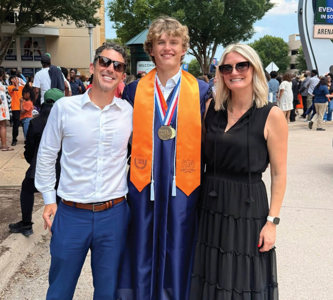 A man and woman pose with a graduate in a blue cap and gown. Contenido generado con IA