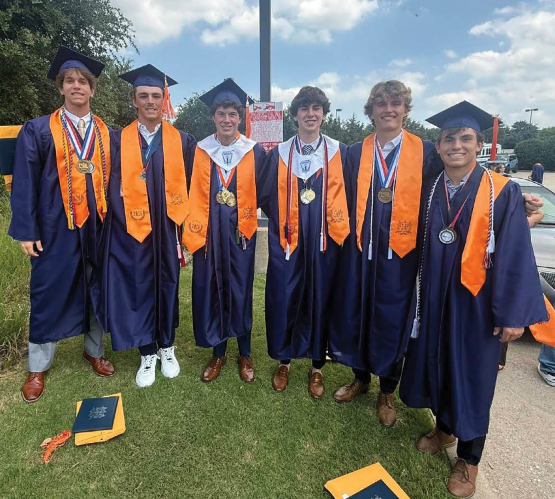 A group of young men wearing graduation caps and gowns pose for a picture. Contenido generado con IA