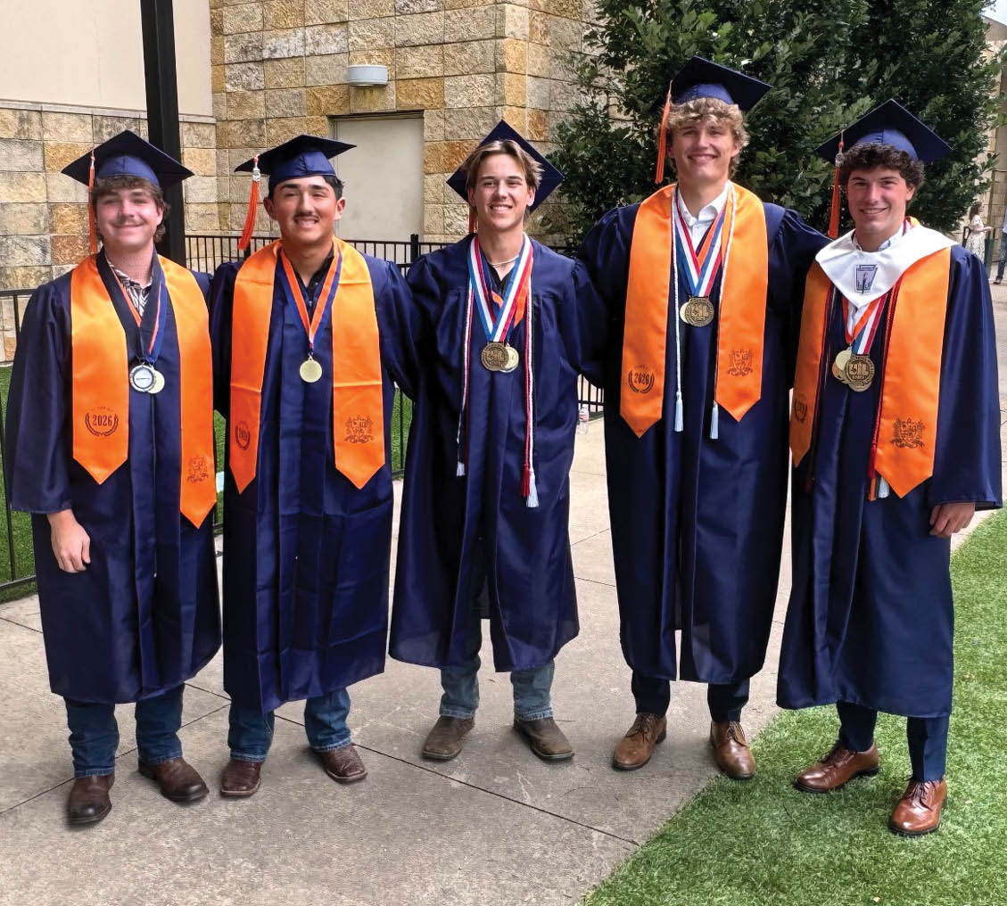 Five men in blue graduation robes pose for a picture. Contenido generado con IA