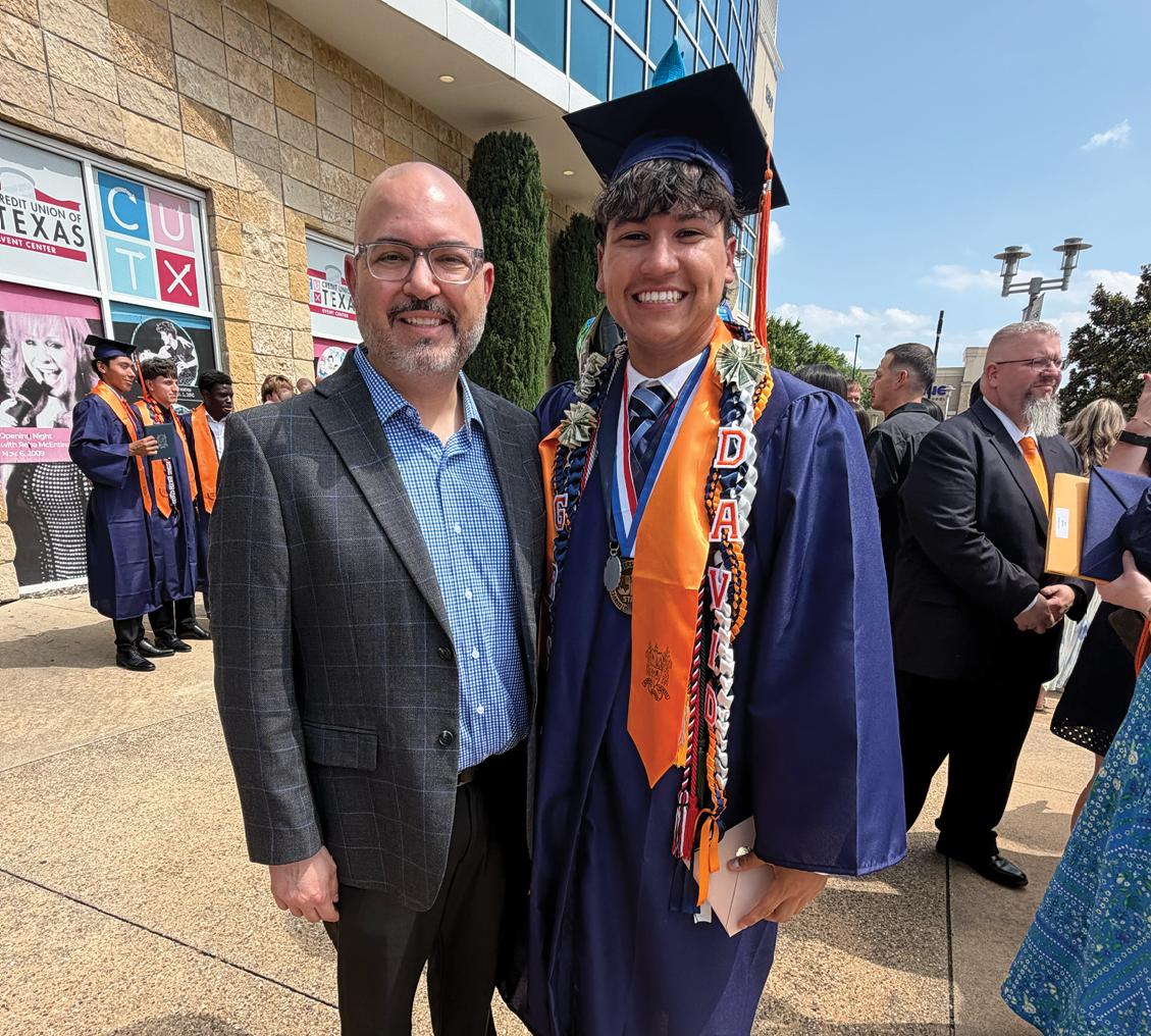 Two men in graduation attire pose for a photo. Contenido generado con IA