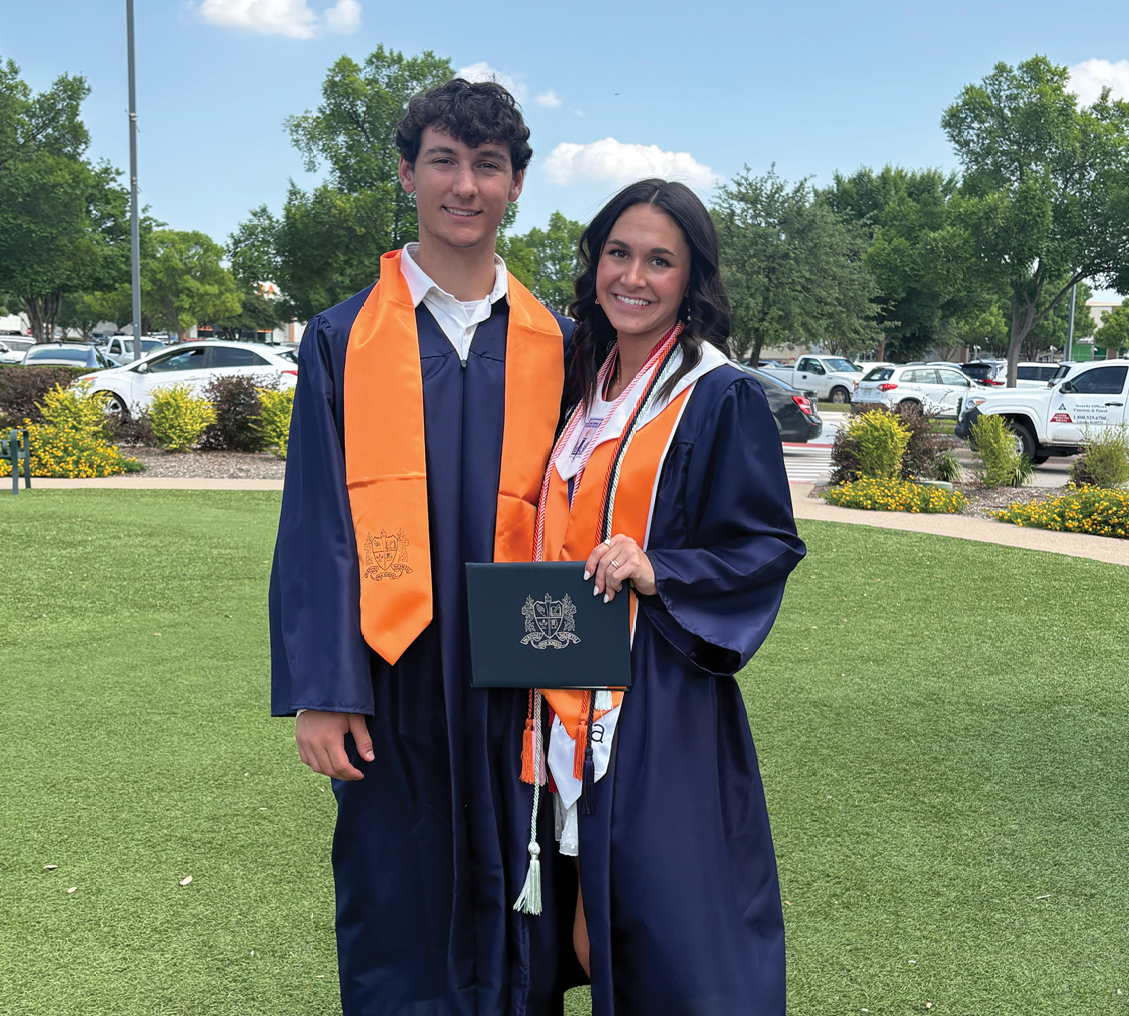 Two people in graduation gowns pose for a photo on a grassy field. Contenido generado con IA