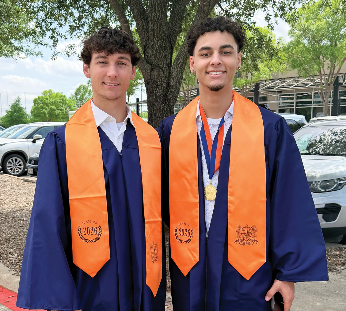 Two men wearing blue graduation robes and orange tassels pose for a picture. Contenido generado con IA